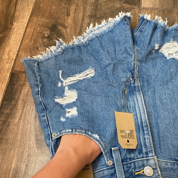 Levi’s High Waisted Mom Jean Shorts - Picture 10 of 13
